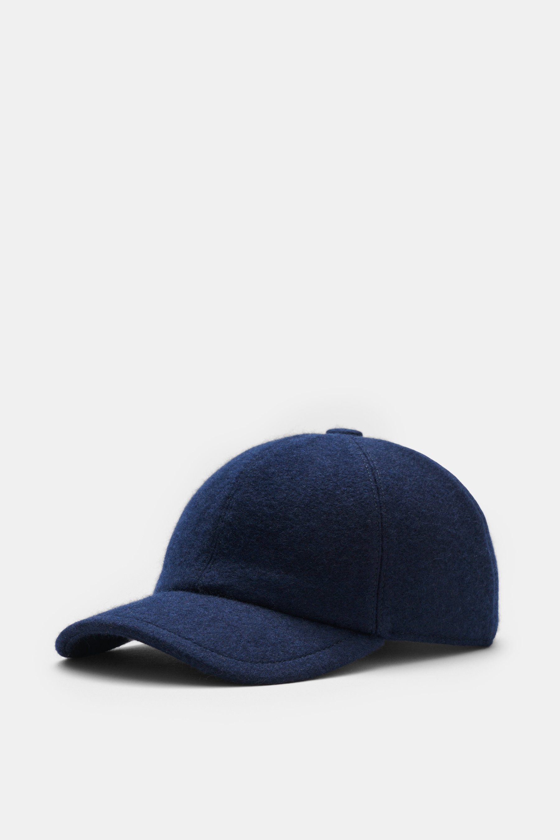 Front-side view of the Fedeli Cashmere Baseball Cap navy made of pure cashmere, featuring a soft feel, six-panel design, slightly curved brim, and elastic insert, perfect for urban winter looks with a luxurious touch.