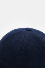 Fedeli Cashmere Baseball-Cap navy aus reinem Cashmere, weicher Griff, Six-Panel-Design, elastischer Einsatz, leicht gebogener Schirm, Nahaufnahme von oben.