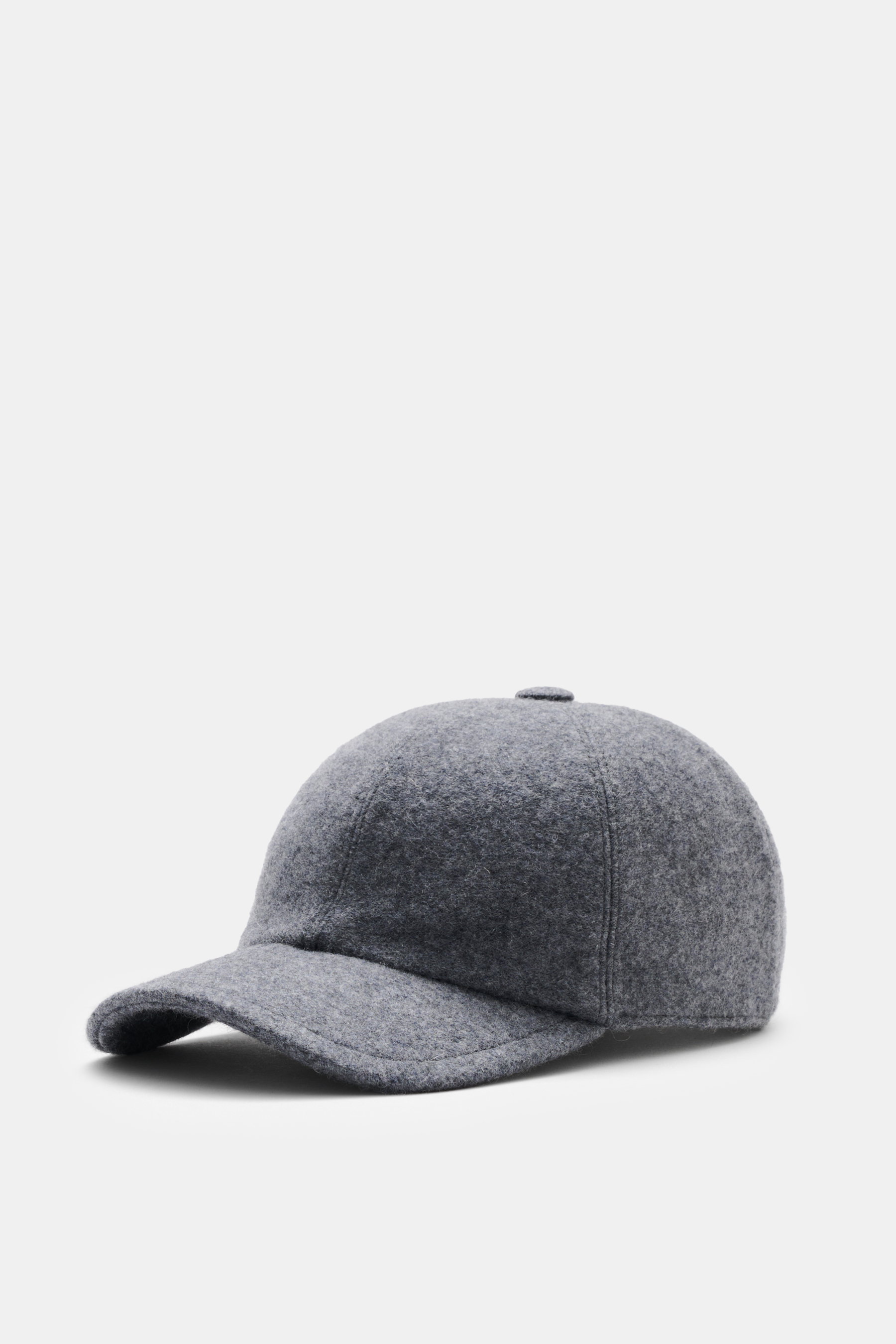 Fedeli Cashmere Baseball-Cap grau meliert aus reinem Cashmere mit weichem Griff, Six-Panel-Design, leicht gebogenem Schirm, elastischem Einsatz, seitliche Perspektive.
