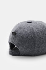 Fedeli Cashmere Baseball-Cap grau meliert, Six-Panel-Design, aus weichem reinem Cashmere, seitlich mit Logo, Ansicht von oben schräg hinten.