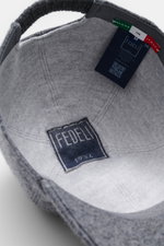 Fedeli Cashmere Baseball-Cap grau meliert, Detailaufnahme von innen mit Label, reiner Cashmere, weicher Griff, Six-Panel-Design, elastischer Einsatz.