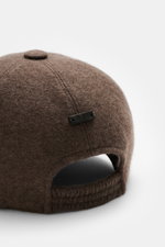 Fedeli Cashmere Baseball-Cap graubraun meliert, Six-Panel-Design aus weichem, reinem Cashmere, Detailaufnahme von oben hinten mit elastischem Einsatz.