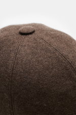 Fedeli Cashmere Baseball-Cap graubraun meliert, Nahaufnahme von oben auf das Six-Panel-Design aus weichem, reinem Cashmere.