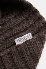 Close-up top-down view of the Brunello Cucinelli Cashmere beanie grey brown showing its soft, pure cashmere rib knit texture with decorative turn-up. Luxurious, casual and warm: Fine knitted beanie by BRUNELLO CUCINELLI guarantees highest wearing comfort 