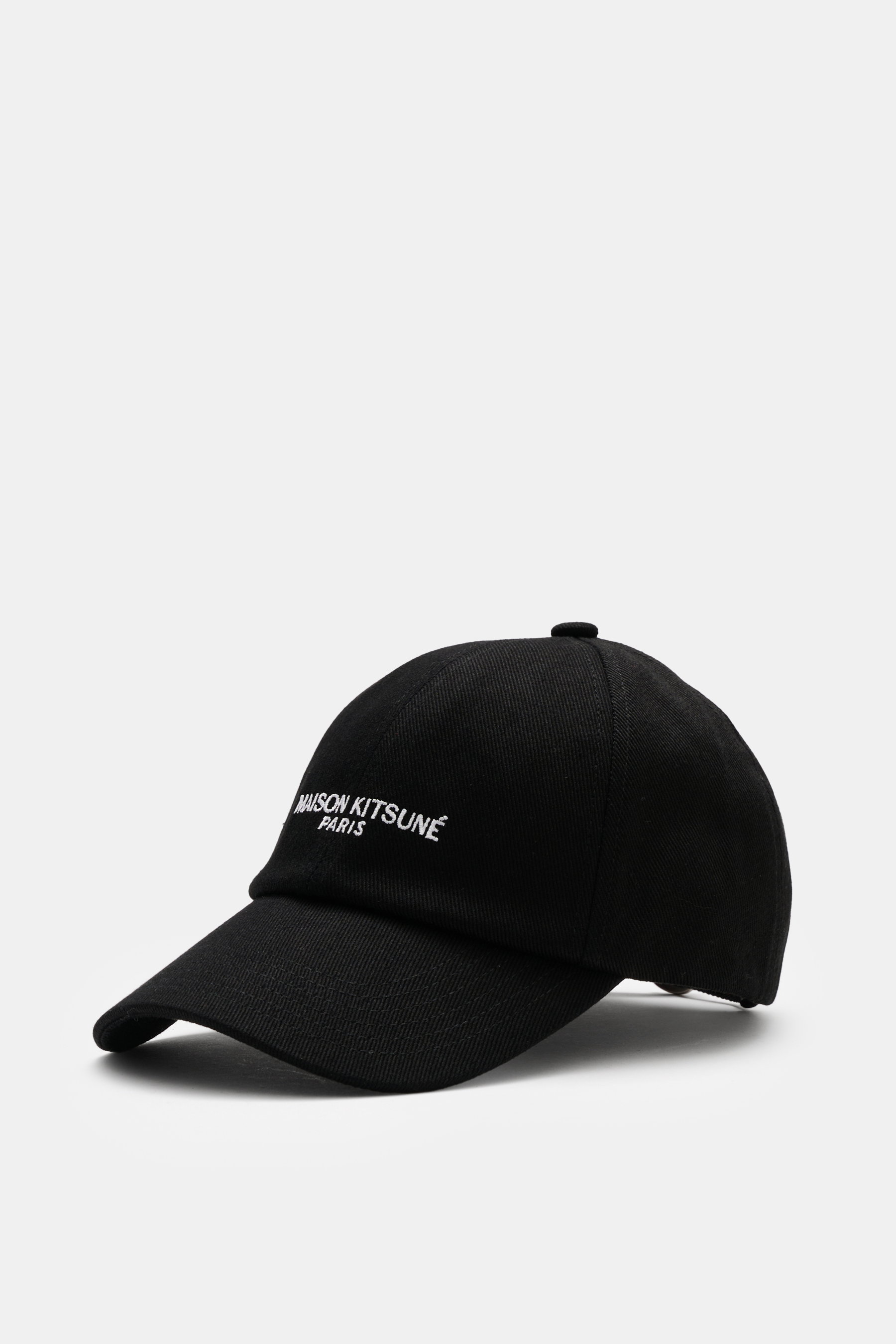 Maison Kitsuné Baseball-Cap schwarz, Foto schräg von vorne, robuster Baumwoll-Twill, strukturierter Griff, Sechs-Panel-Design, Logo-Stitching, gebogener Schirm, verstellbarer Verschluss.
