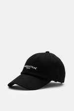 Maison Kitsuné Baseball-Cap schwarz, Foto schräg von vorne, robuster Baumwoll-Twill, strukturierter Griff, Sechs-Panel-Design, Logo-Stitching, gebogener Schirm, verstellbarer Verschluss.
