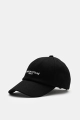 Maison Kitsuné Baseball-Cap schwarz, Foto schräg von vorne, robuster Baumwoll-Twill, strukturierter Griff, Sechs-Panel-Design, Logo-Stitching, gebogener Schirm, verstellbarer Verschluss.