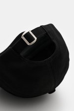 Maison Kitsuné Baseball-Cap schwarz, Detailansicht von hinten oben mit robustem Baumwoll-Twill, strukturierter Griff, sechs-Panel-Design, Logo-Stitching, gebogenem Schirm und verstellbarem Verschluss.