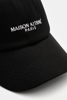 Nahaufnahme der Maison Kitsuné Baseball-Cap schwarz aus robuster Baumwoll-Twill mit strukturiertem Griff, Logo-Stitching, Sechs-Panel-Design, gebogenem Schirm und verstellbarem Verschluss, seitlich fotografiert.