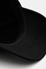 Nahaufnahme der Maison Kitsuné Baseball-Cap schwarz von innen, robuste Baumwoll-Twill, strukturierter Griff, Sechs-Panel-Design, Logo-Stitching, gebogener Schirm, verstellbarer Verschluss sichtbar.