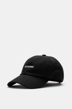 Jacquemus Baseball-Cap schwarz, aus reiner Baumwolle, leicht griffig, mit gebogenem Schirm, Logo-Detail vorne, verstellbarer Verschluss, Frontansicht.