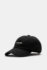 Jacquemus Baseball-Cap schwarz, aus reiner Baumwolle, leicht griffig, mit gebogenem Schirm, Logo-Detail vorne, verstellbarer Verschluss, Frontansicht.