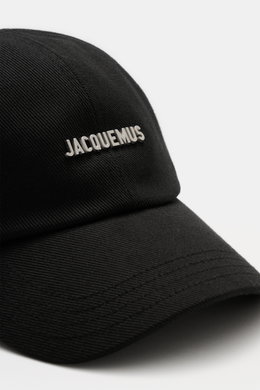 Nahaufnahme der Jacquemus Baseball-Cap schwarz aus reiner Baumwolle, leicht griffig, gebogener Schirm, Logo-Detail vorne, verstellbarer Verschluss, seitlich fotografiert.