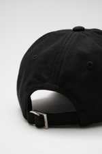Jacquemus Baseball-Cap schwarz, Ansicht von hinten oben, reine Baumwolle, leicht griffige Qualität, gebogener Schirm, Logo-Detail, verstellbarer Verschluss.