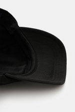 Nahaufnahme der Jacquemus Baseball-Cap schwarz von innen, gebogener Schirm, reine Baumwolle, leicht griffige Qualität, Logo-Detail vorne, verstellbarer Verschluss.