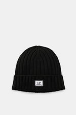 C.P. Company Merino Mütze black shown from the front, made of pure Merino wool, soft touch, classic patent knit pattern, medium coarse knit, cuff with logo patch.