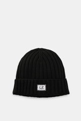 C.P. Company Merino Mütze black shown from the front, made of pure Merino wool, soft touch, classic patent knit pattern, medium coarse knit, cuff with logo patch.