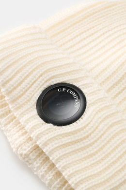 Nahaufnahme der C.P. Company Wollmütze offwhite mit Umschlag, Linsen-Detail, mittlerem Patentstrickmuster, weichem Griff aus reiner Schurwolle.