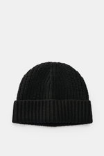 Iris von Arnim Cashmere beanie "Carlos" black shown from a top-down view, featuring pure cashmere knit, very soft touch, modern half-brioche knit, wide turn-up.