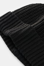Close-up top-down view of the Iris von Arnim Cashmere beanie 'Carlos' black, showing pure cashmere knit, very soft touch, modern half-brioche knit, and wide turn-up.