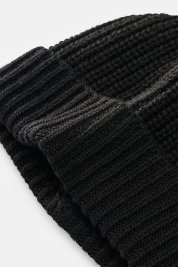 Close-up top-down view of the Iris von Arnim Cashmere beanie 'Carlos' black, showing pure cashmere knit, very soft touch, modern half-brioche knit, and wide turn-up.