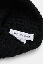 Close-up top-down view of Iris von Arnim Cashmere beanie 'Carlos' black, showing pure cashmere knit, very soft touch, modern half-brioche knit, wide turn-up.