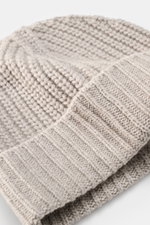 Close-up top-down view of Iris von Arnim Cashmere beanie 'Carlos' grey melange showcasing pure cashmere knit, very soft touch, modern half-brioche knit, and wide turn-up.