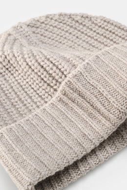 Close-up top-down view of Iris von Arnim Cashmere beanie 'Carlos' grey melange showcasing pure cashmere knit, very soft touch, modern half-brioche knit, and wide turn-up.