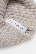 Close-up top-down view of Iris von Arnim Cashmere beanie 'Carlos' grey melange showing pure cashmere knit, very soft touch, modern half-brioche knit, wide turn-up.