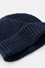 Iris von Arnim Cashmere beanie 'Carlos' navy shown from a close-up top-side angle, featuring pure cashmere knit, very soft touch, modern half-brioche knit, wide turn-up.