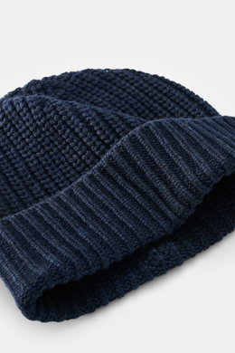 Iris von Arnim Cashmere beanie 'Carlos' navy shown from a close-up top-side angle, featuring pure cashmere knit, very soft touch, modern half-brioche knit, wide turn-up.