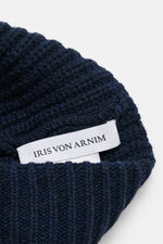 Close-up top view of Iris von Arnim Cashmere beanie 'Carlos' navy showing pure cashmere knit, very soft touch, modern half-brioche knit, and wide turn-up.