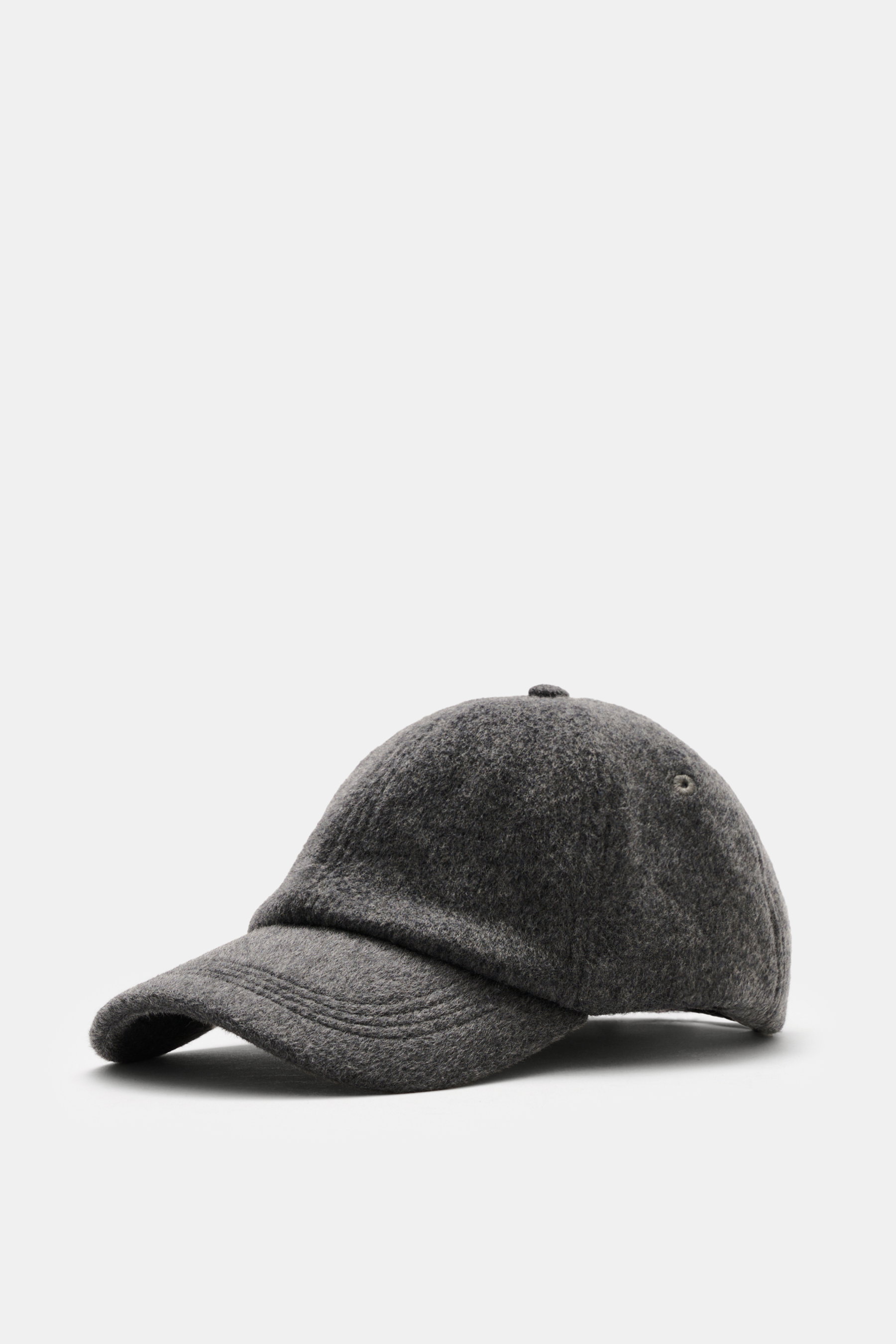 Officine Générale Wool baseball cap 'Jason Cap Double Split' grey melange shown from a front-left angle, made of pure wool, soft touch, classic six-panel design, adjustable closure.