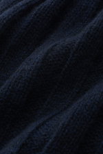 Nahaufnahme der FTC Cashmere Mütze navy im Rippstrick, mittelfeines Strickbild, schmaler Umschlag mit FTC-Weblabel, sehr weich.