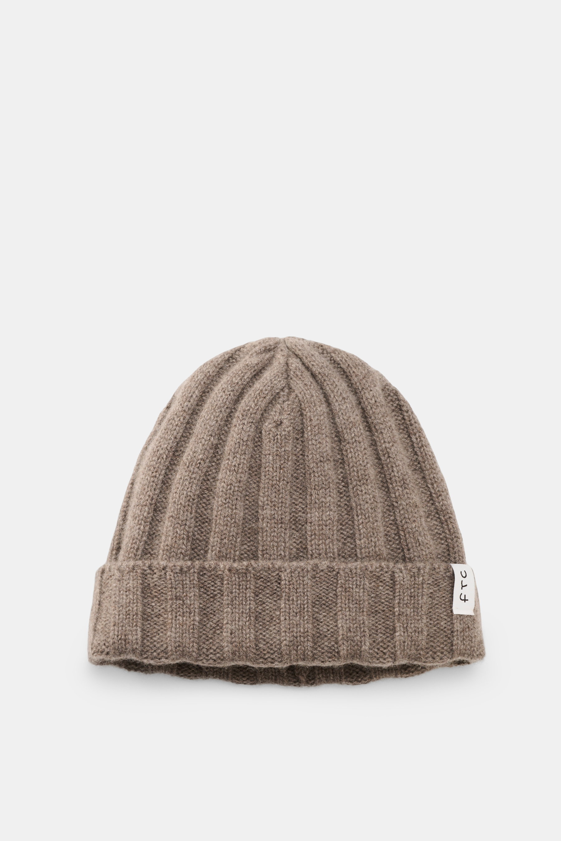 FTC Cashmere Mütze taupe im Rippstrickmuster, mittelfein gestrickt, schmaler Umschlag mit FTC-Weblabel, Aufnahme von oben.