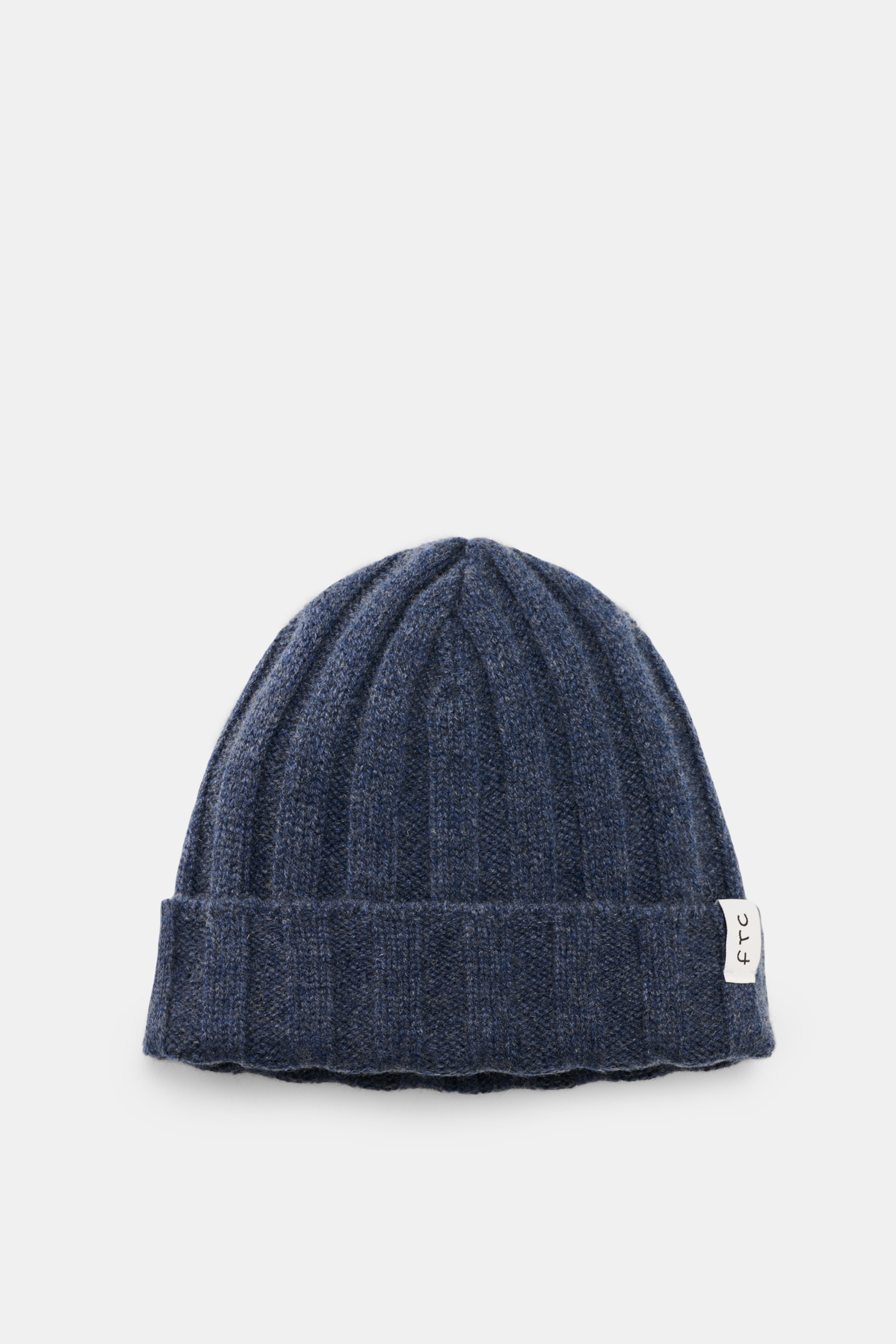 FTC Cashmere Mütze graublau, Rippstrickmuster, mittelfeines Strickbild, schmaler Umschlag mit FTC-Weblabel, aus Fair-Trade Cashmere, von oben fotografiert.