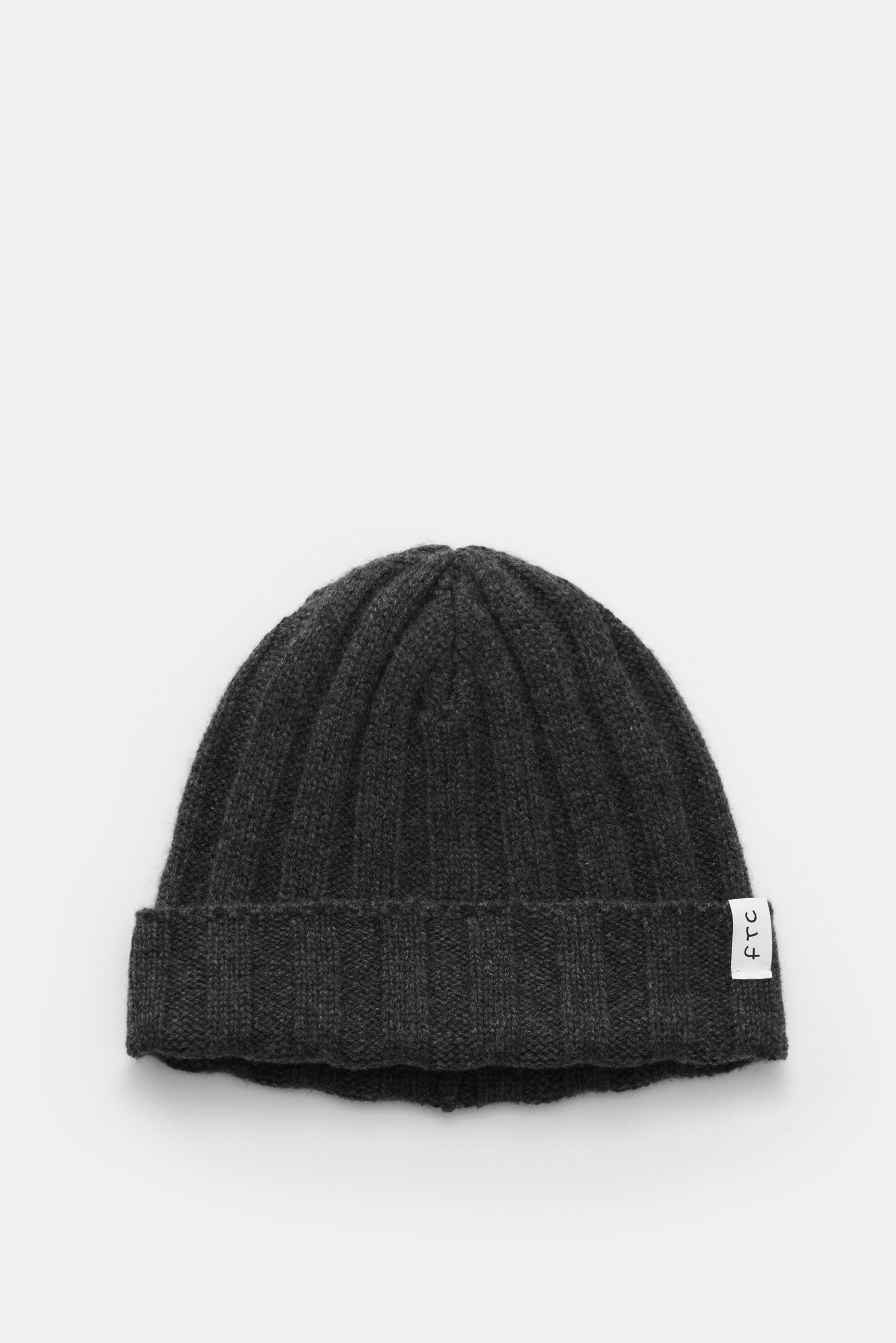 FTC Cashmere Mütze anthrazit, von oben fotografiert, Rippstrick aus reinem Cashmere, weicher Griff, mittelfeines Strickbild, schmaler Umschlag mit FTC-Weblabel.