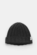 FTC Cashmere Mütze anthrazit, von oben fotografiert, Rippstrick aus reinem Cashmere, weicher Griff, mittelfeines Strickbild, schmaler Umschlag mit FTC-Weblabel.