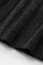 Nahaufnahme der FTC Cashmere Mütze anthrazit aus feinstem Fair-Trade Cashmere mit Rippstrickmuster, Umschlag und FTC-Weblabel.