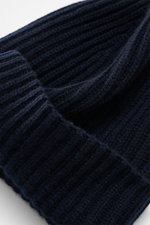 Close-up top-down view of Moorer Cashmere Beanie 'Davis-BC' navy showcasing pure cashmere, very soft feel, rib stitch pattern, and coarse knit structure.