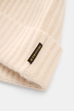 Close-up front angle of Moorer Cashmere Beanie 'Davis-BC' cream showing pure cashmere, very soft feel, rib stitch pattern, and coarse knit structure.
