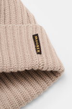 Close-up front-side view of the Moorer Cashmere Beanie 'Davis-BC' beige, featuring pure cashmere, very soft touch, rib stitch pattern, and coarse knit texture.