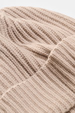 Close-up top-side view of Moorer Cashmere Beanie 'Davis-BC' beige showing rib stitch pattern, coarse knit texture, pure cashmere, and very soft touch.