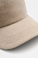 Close-up front-side view of Moorer Cashmere Baseball Cap 'Robinson' beige melange showing pure cashmere fabric, soft touch, classic six-panel design, soft lining fabric, and adjustable closure.