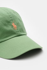 Polo Ralph Lauren Baseball-Cap salbei aus reiner Baumwolle, sechs-Panel-Design, gebogener Schirm, Logo-Stitching, verstellbar, Nahaufnahme von vorne rechts.