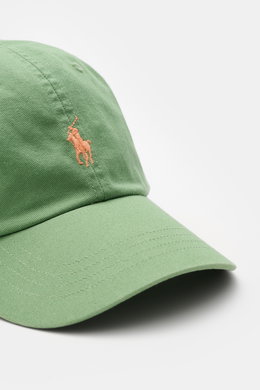 Polo Ralph Lauren Baseball-Cap salbei aus reiner Baumwolle, sechs-Panel-Design, gebogener Schirm, Logo-Stitching, verstellbar, Nahaufnahme von vorne rechts.
