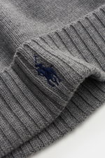 Nahaufnahme der Polo Ralph Lauren Wollmütze grau aus reiner Wolle, weicher Griff, feiner Strick, breiter Ripp-Umschlag mit Polospieler-Stitching.