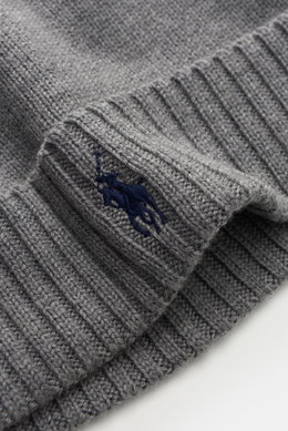 Nahaufnahme der Polo Ralph Lauren Wollmütze grau aus reiner Wolle, weicher Griff, feiner Strick, breiter Ripp-Umschlag mit Polospieler-Stitching.