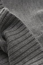 Nahaufnahme der Polo Ralph Lauren Wollmütze grau, sportives Essential aus reiner Wolle mit weichem Griff, feinem Strick und breitem Rippstrick-Umschlag.