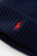 Nahaufnahme der Polo Ralph Lauren Wollmütze navy aus reiner Wolle, feiner glatter Strick, breiter Rippstrick-Umschlag mit rotem Polospieler-Stitching.